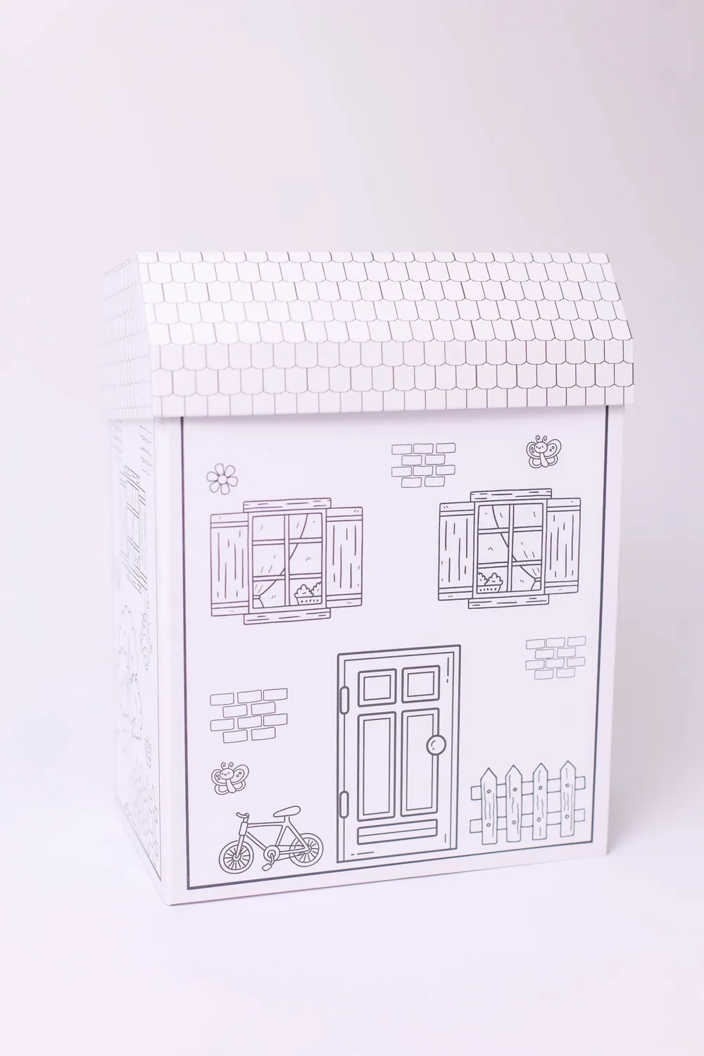 Peça em cartonagem branca do kit Casinha dos Artistas.