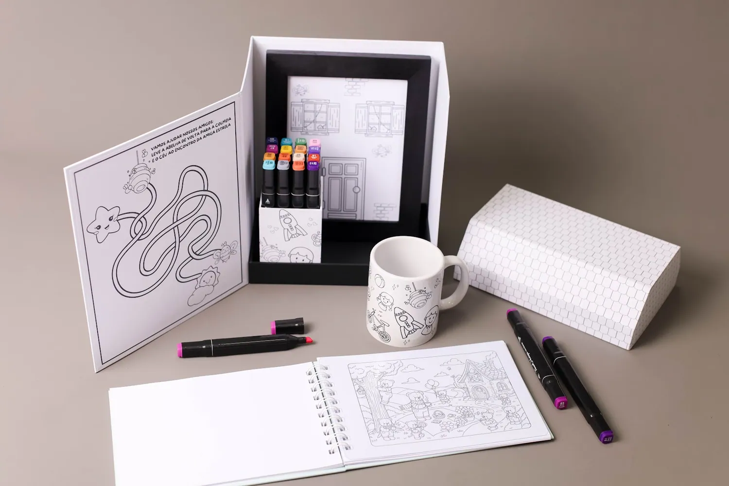 Kit Casinha dos Artistas montado, com o porta canetinhas preenchido.