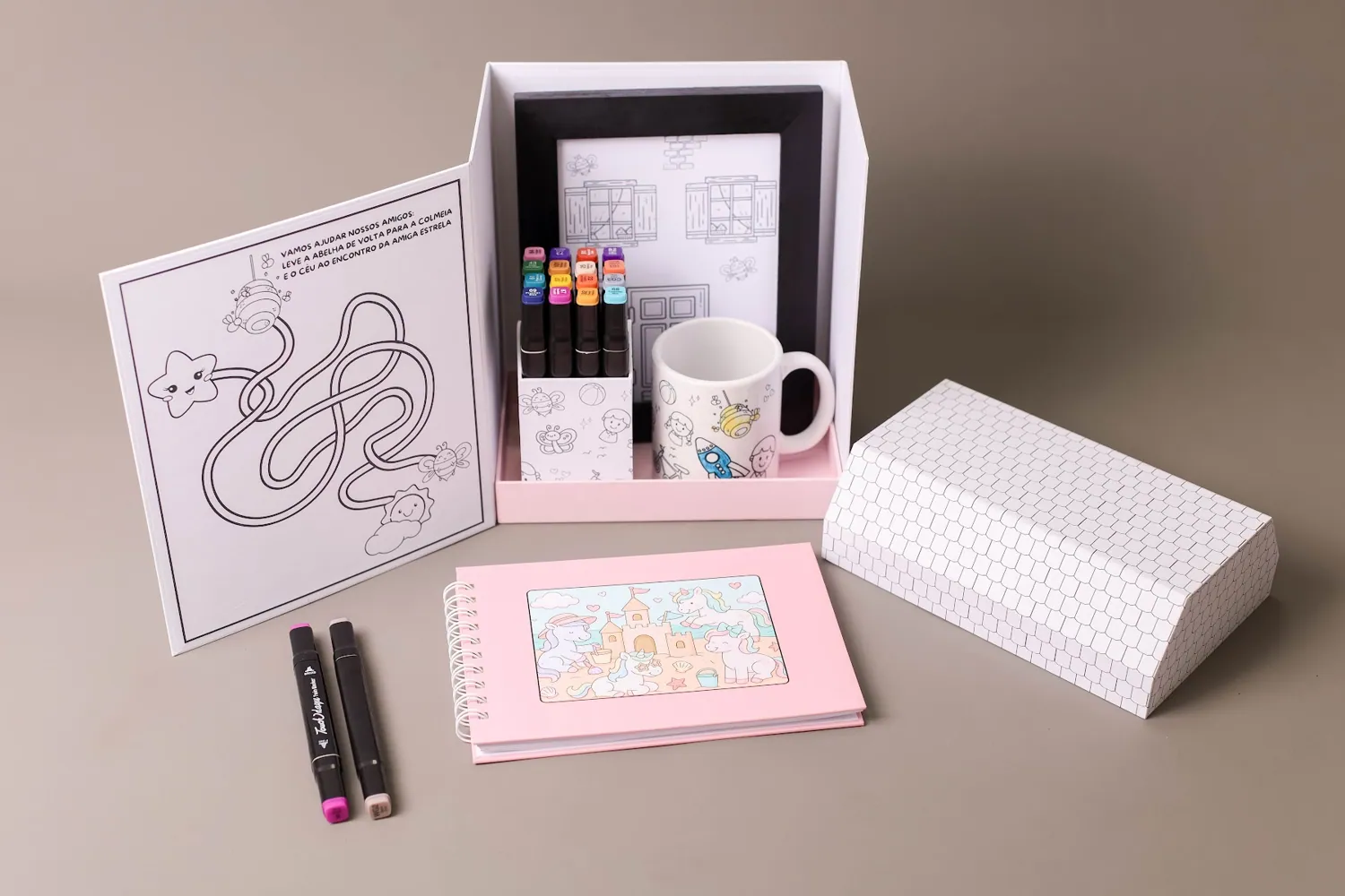 Kit completo da Casinha dos Artistas montado sobre a mesa.